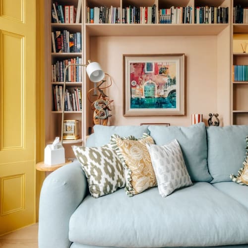 Traitors on. Cushions fluffed. Betrayals incoming. Who are we backing tonight? @thetraitorsglobal 

1: @houseofnorica 
2: @pollyvsayer 
3: @lanawilman 
4: @danlovattdesign 
5: @emmapaton___ 

cosy season, sofa inspiration, living room