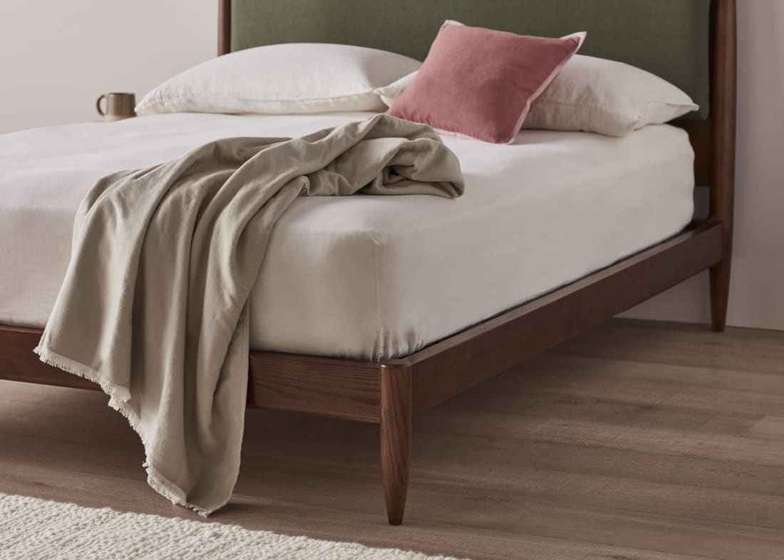 Bagel Bed in Warm Ash