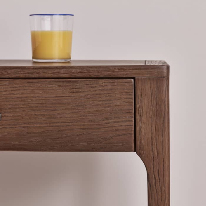 691521 hide sleek side table dark oak 04 004