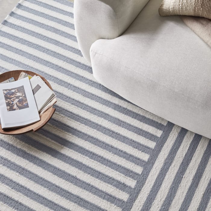 572018 double striped rug blue detail 004 crop
